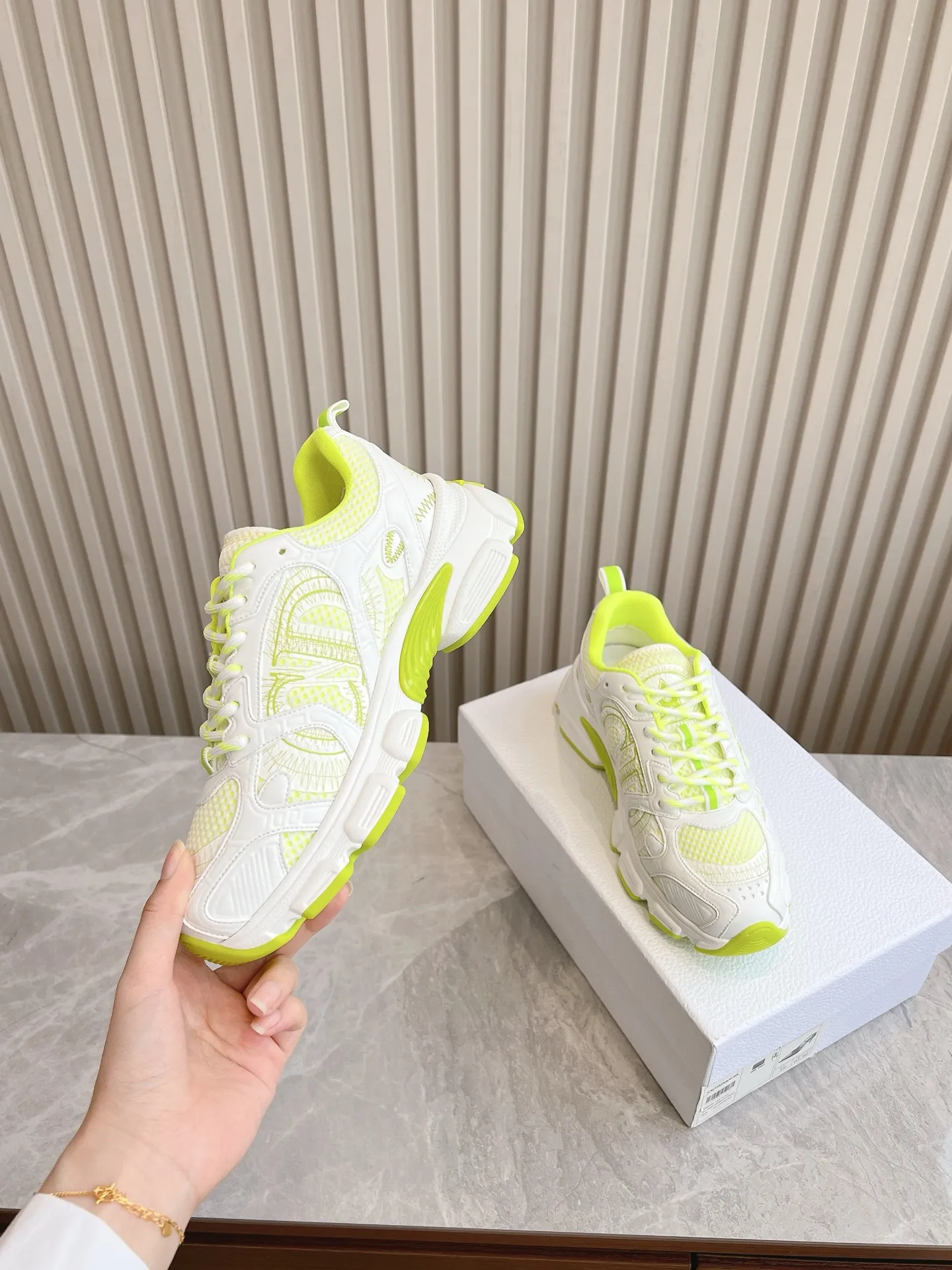 👟👟Ex-factory price 640👟👟 (Top version) Dior Chrono series sports shoes Purchased and developed in Taikoo Hui for RMB 18,200. This Dior chrono sports shoe continues the timeless silhouette and is carefully made of mesh, so it will be particularly comfortable on the feet. It is decorated with CD special craftsmanship logo to enhance the style. The lightweight style is matched with the "Christian Dior" logo thin sole, suitable for all seasons, and can be matched with all kinds of casual looks to add a finishing touch. Classic and super durable. Upper: cowhide stitching. Original molded outsole. Size: 35-41. Full set of counter synchronized gift box 💝 packaging